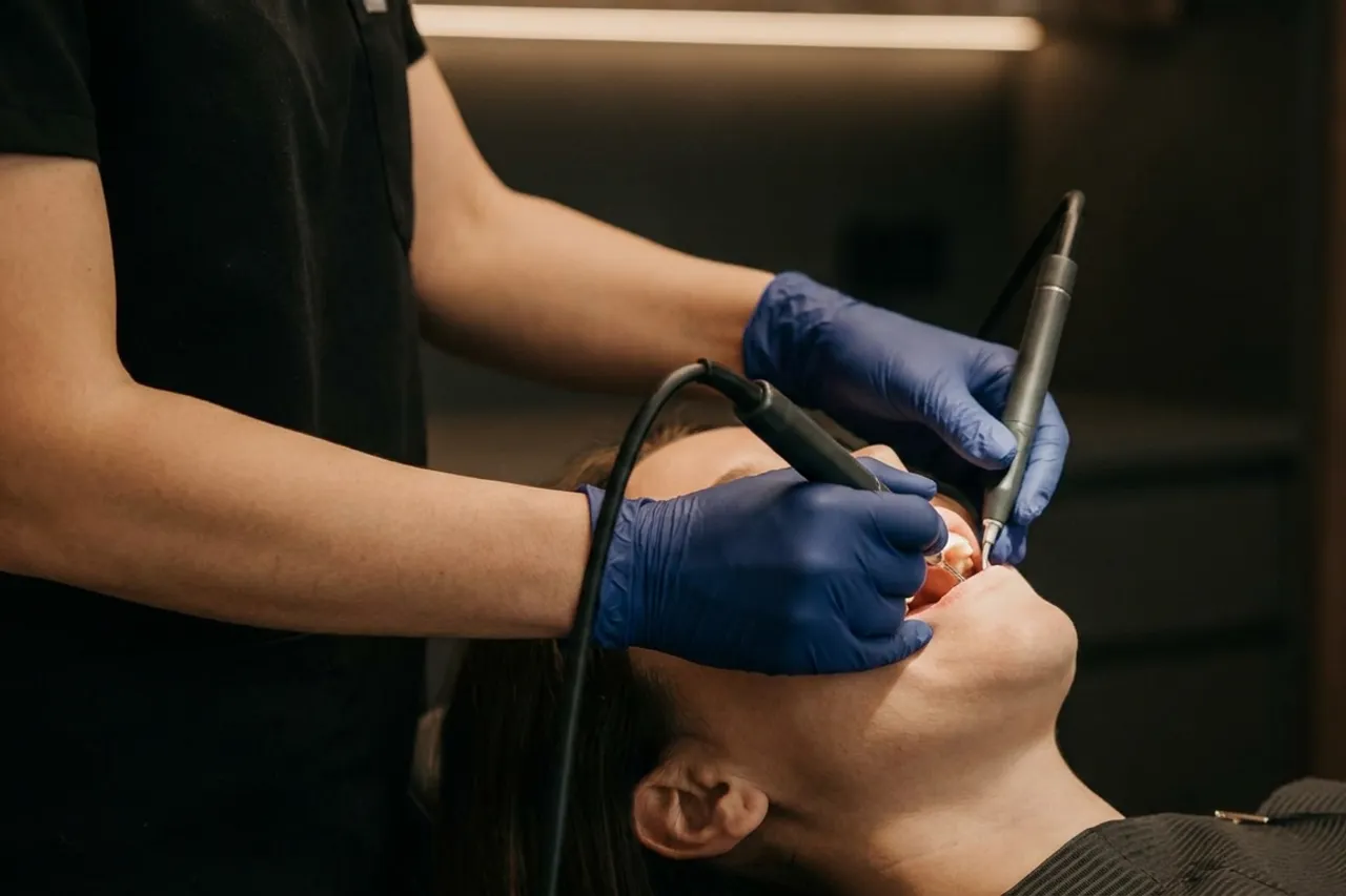 Sessão de manutenção periodontal no consultório