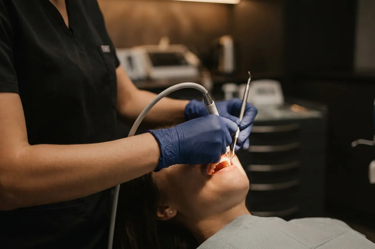 Instrumental de raspagem periodontal em uso no consultório