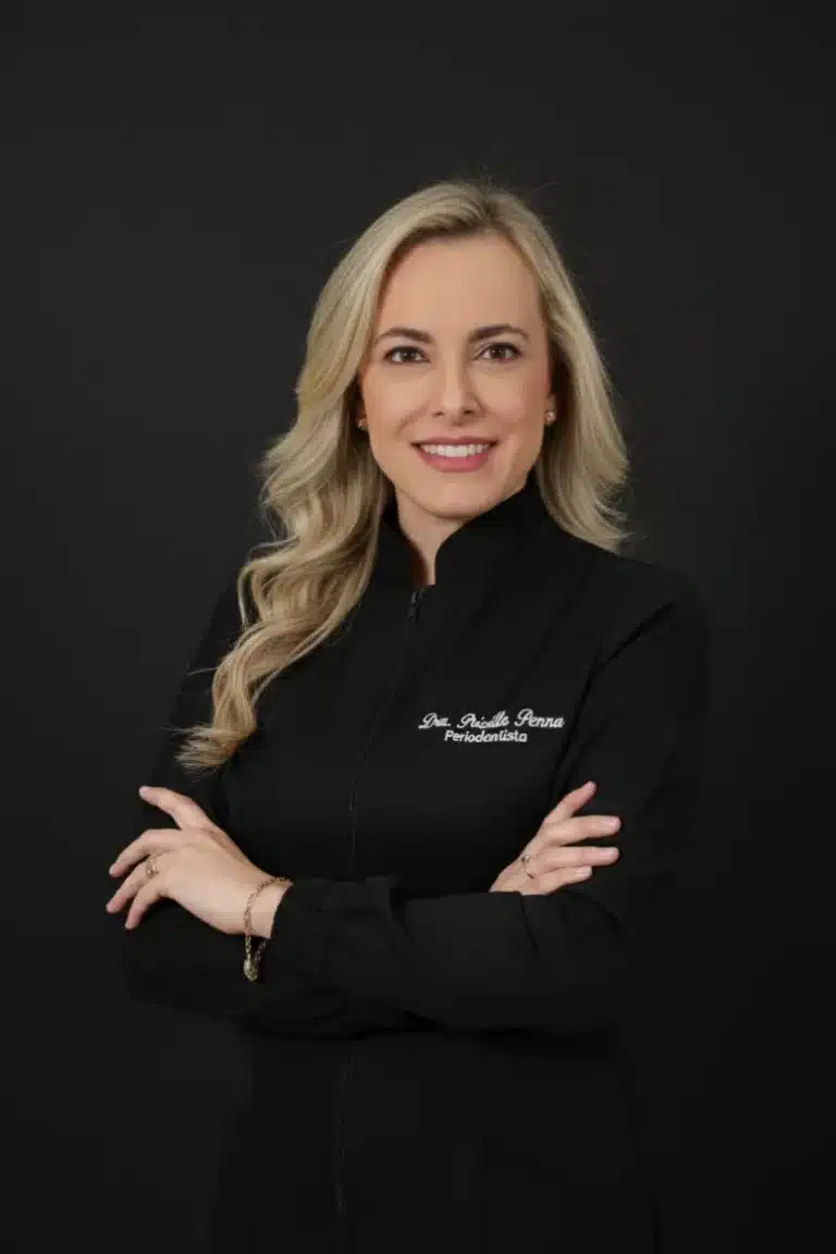 periodontista em Goiânia realizando tratamento gengival